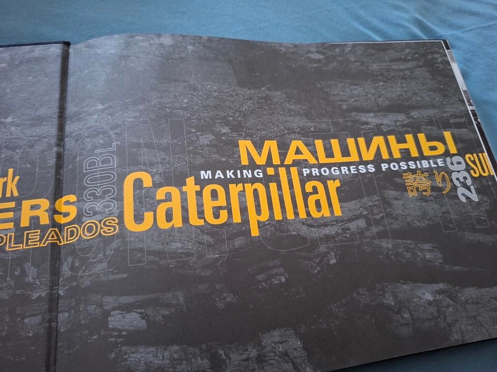 Boek Caterpillar 75 jaar Engelstalig, Ophalen of Verzenden, Auto's