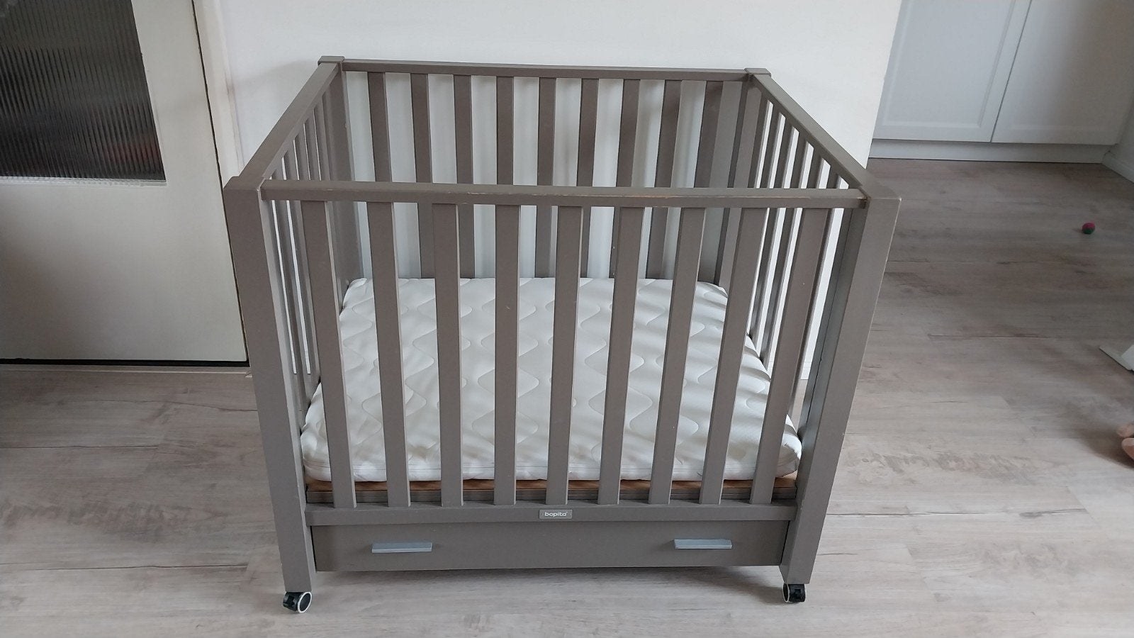 bopita box taupe incl boxmatras, Ophalen, Gebruikt, Rechthoekig, In hoogte verstelbaar