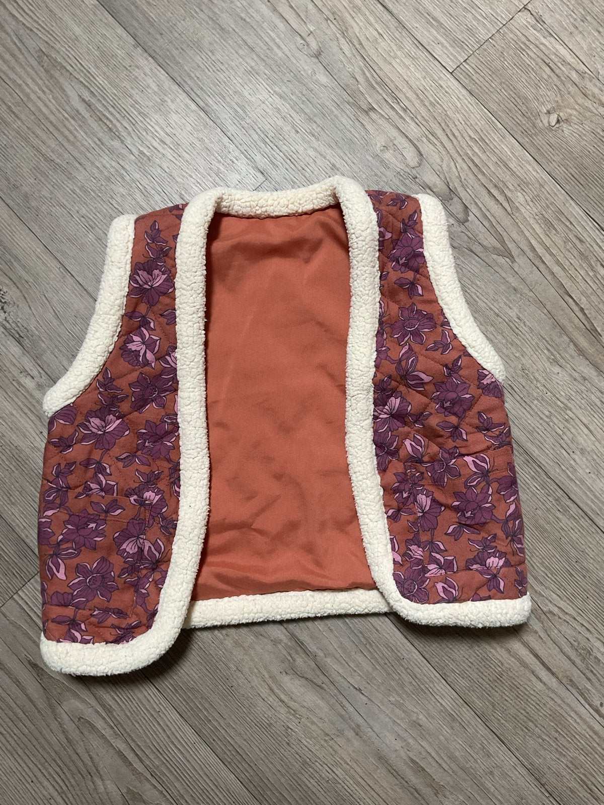 Omkeerbaar bodywarmer met bloemenprint en teddy voering, Kinderen en Baby's, Ophalen of Verzenden, Zo goed als nieuw, Meisje, Jas