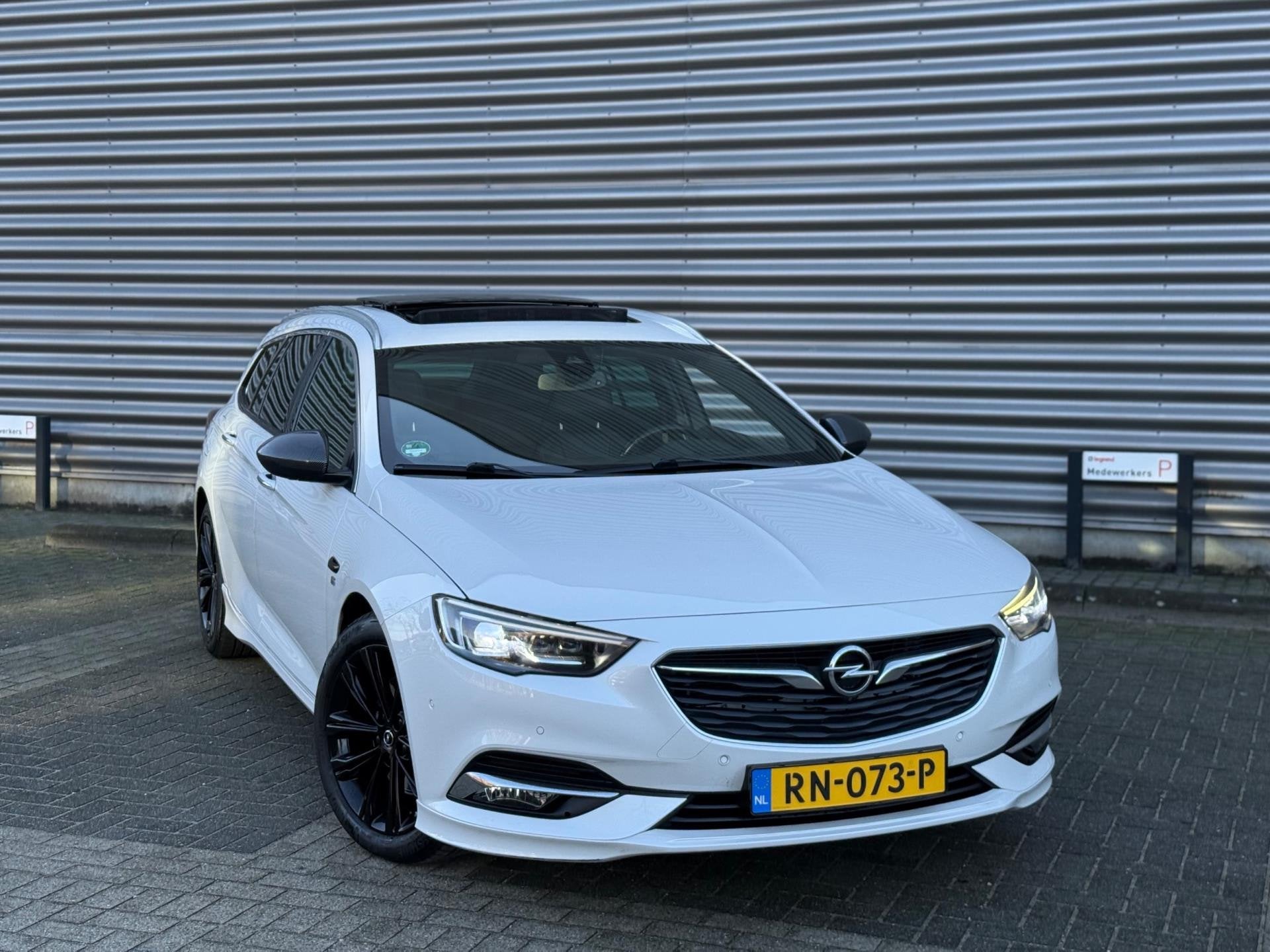 Opel Insignia Sports Tourer 1.6 CDTI OPC LINE PANO|CAM|STUUR, Voorwielaandrijving, 136 pk, Gebruikt, Wit