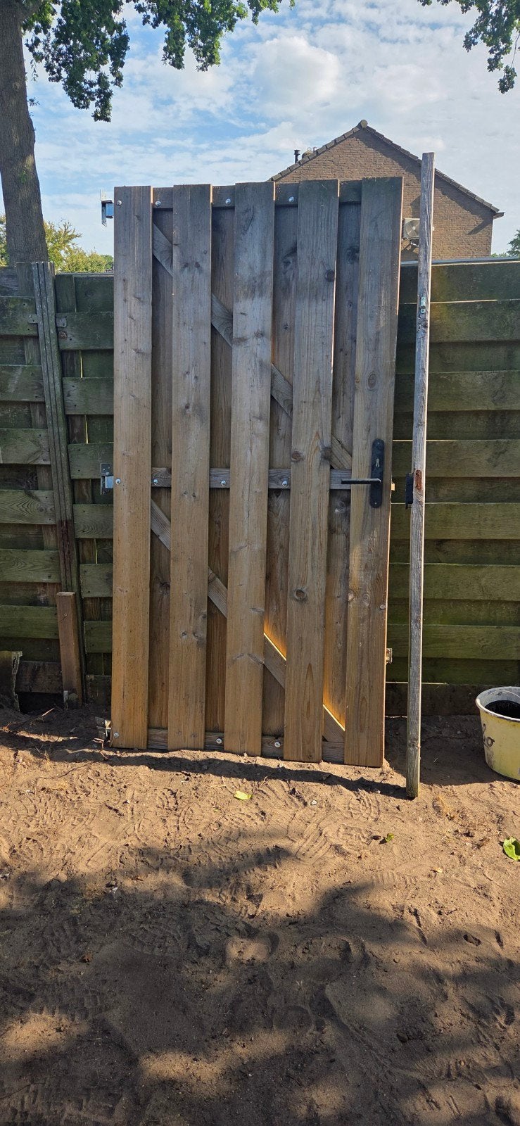 Schuttingdeur met slot en ophang systeem., Tuin en Terras, Ophalen, Hout, Minder dan 3 meter, 1 tot 2 meter