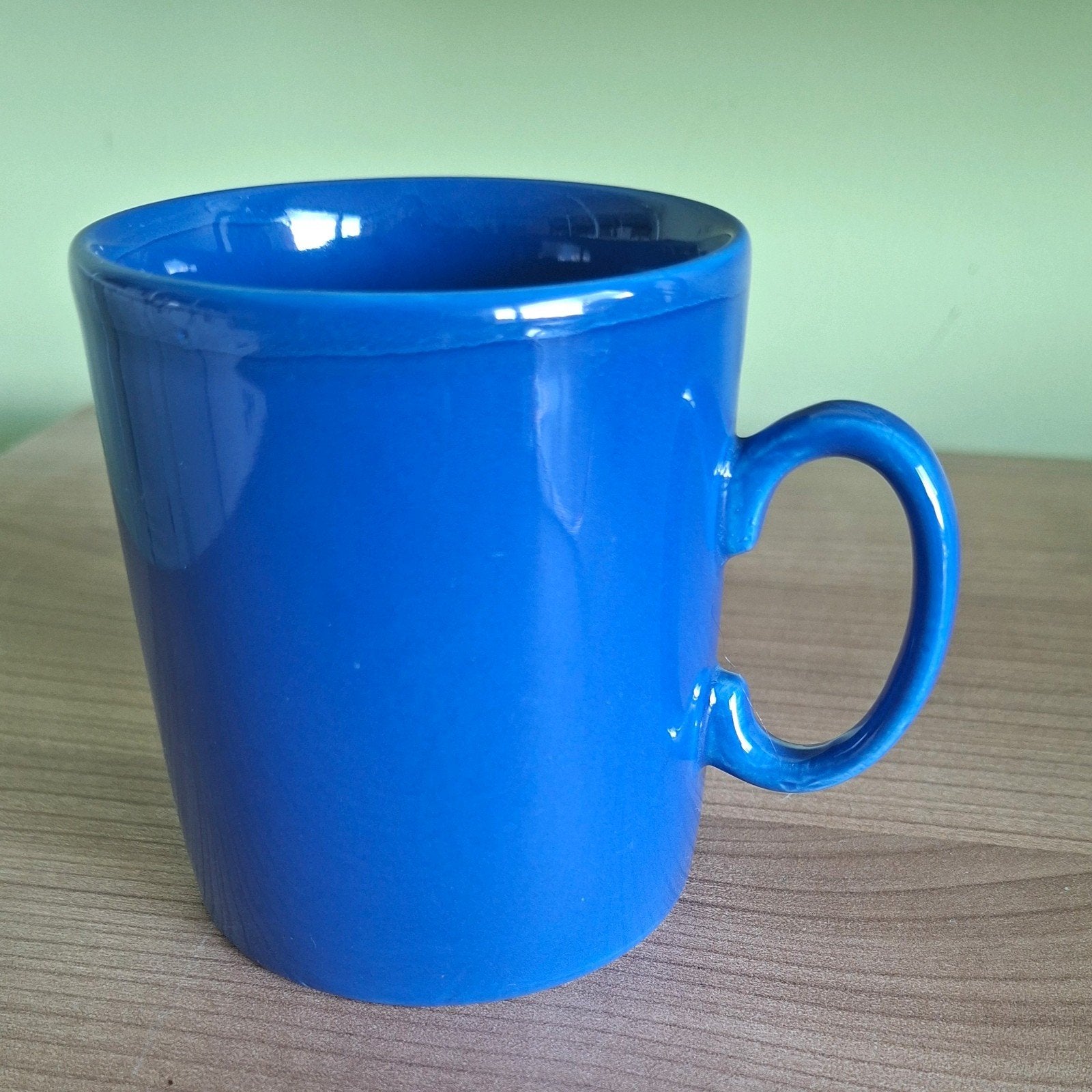 Blauwe mok van Just Mugs - Made in England, Ophalen of Verzenden, Gebruikt, Kop(pen) en/of Schotel(s)