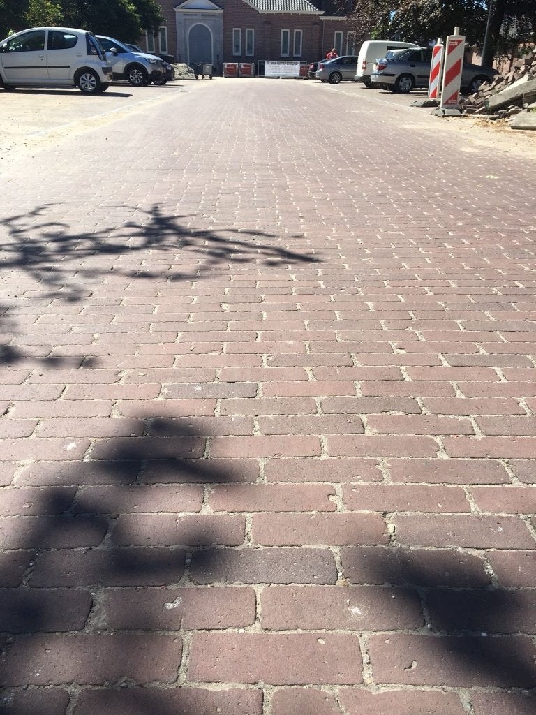 Oude hard gebakken dikformaat 7-duimers rood paars op pallet