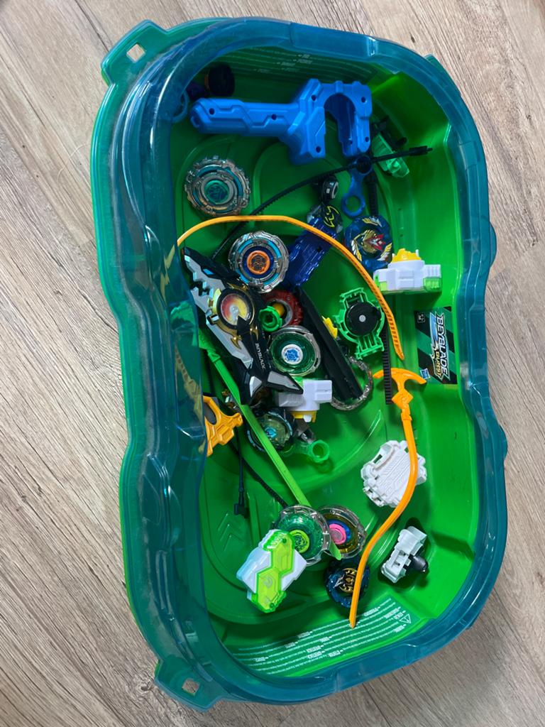 Beyblade Burst Arena met veel Beyblades en accessoires, Ophalen, Gebruikt, Jongen of Meisje