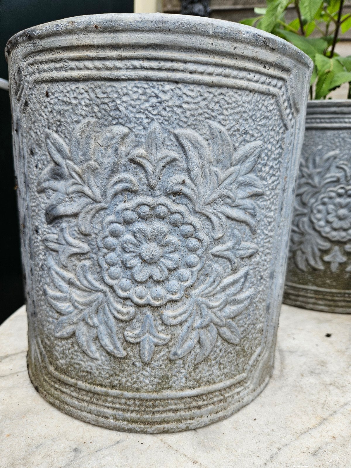 Set van 3 Engelse loden bloempotten met reliëf, Tuin en Terras, Bloempotten, 25 tot 40 cm, Gebruikt, Rond, Ophalen of Verzenden