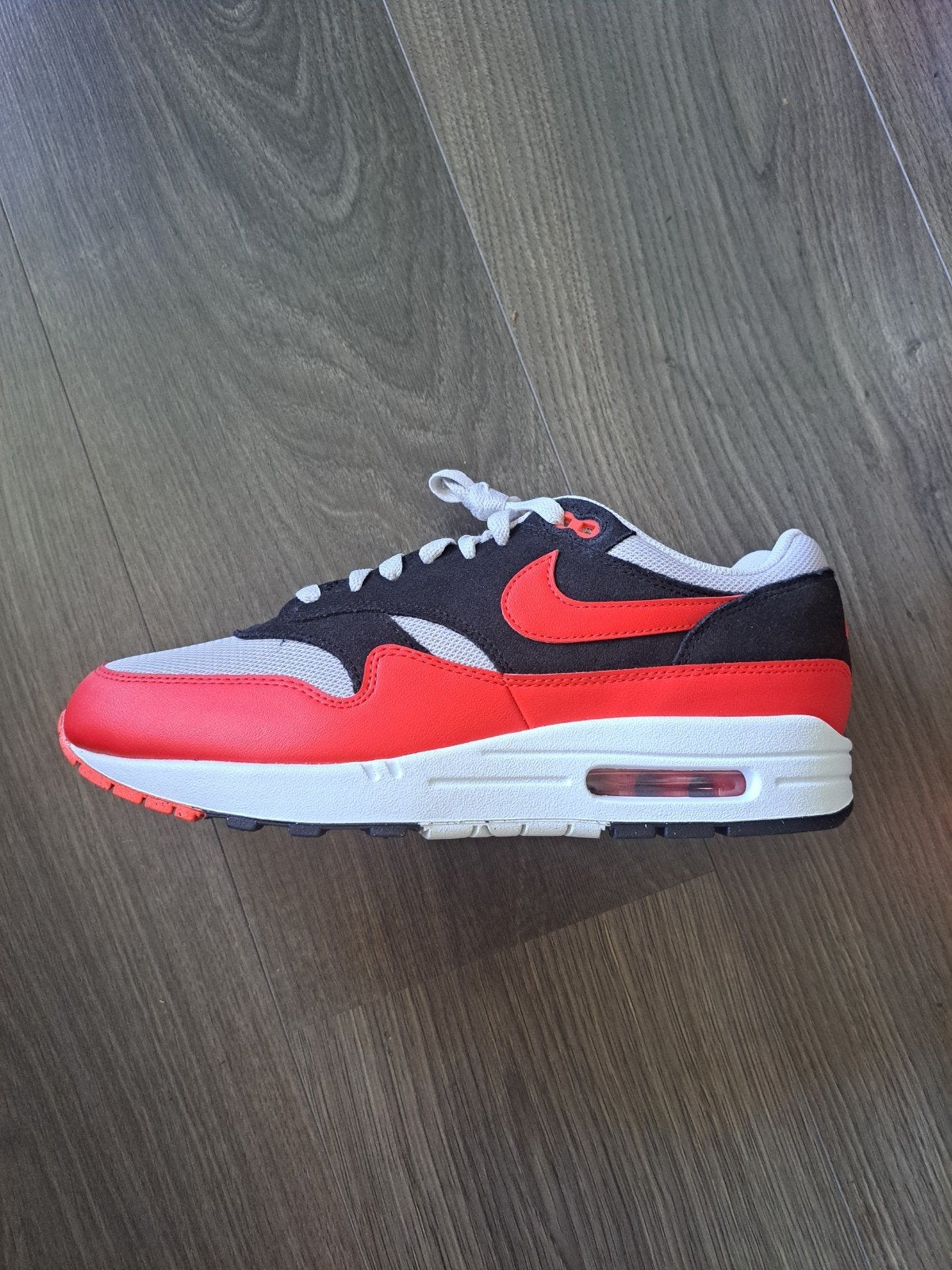 new Nike Air Max 1 ESS - Vast Grey/Crimson-Black, Kleding | Heren, Schoenen, Overige kleuren, Nike, Nieuw, Ophalen of Verzenden