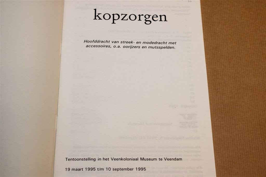 Kopzorgen — Hoofddracht met o.a. Oorijzers & Mutsspelden, Verzenden, Gelezen