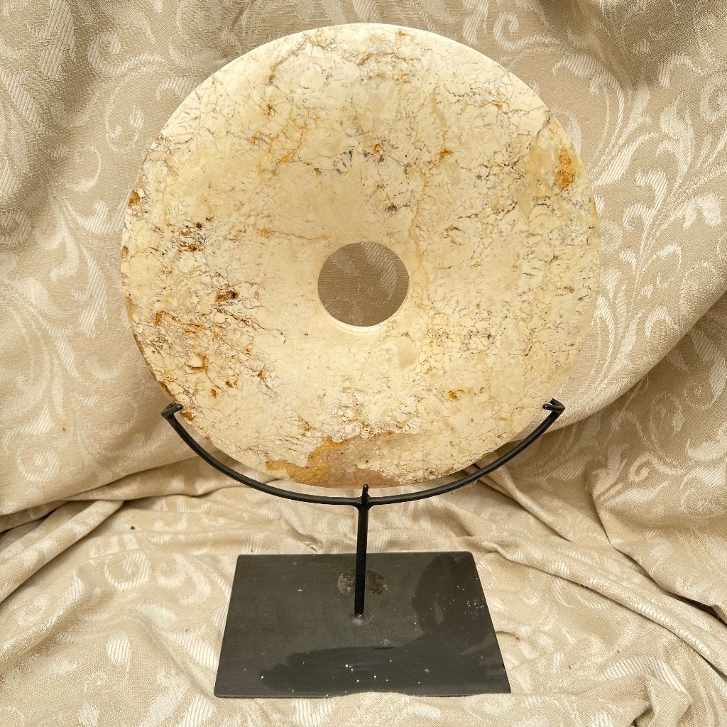 Edelsteen XL donut 30 cm op metalen stand, witte Jade 45 cm, Antiek en Kunst, Kunst | Designobjecten, Ophalen of Verzenden