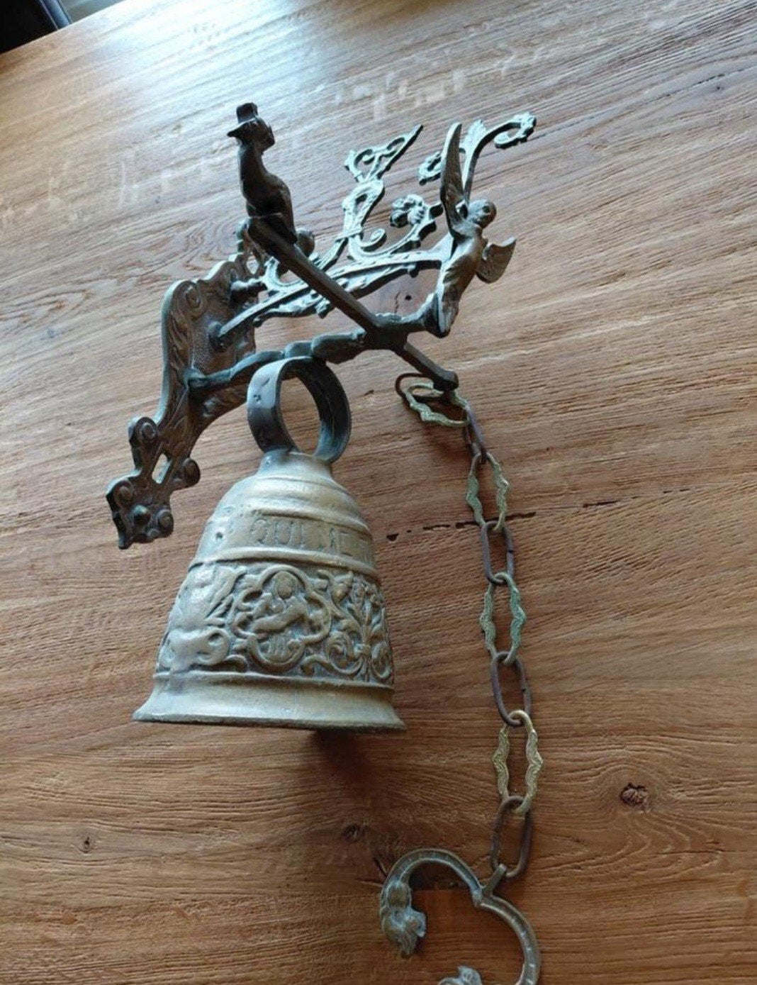 Antieke koperen bel, Ophalen