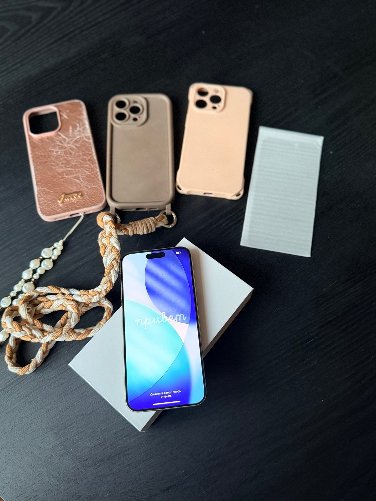 iPhone 15 Pro Max incl. 3 hoesjes en nieuwe screenprotector, IPhone 15 Pro Max, Zo goed als nieuw, Zonder simlock, Grijs