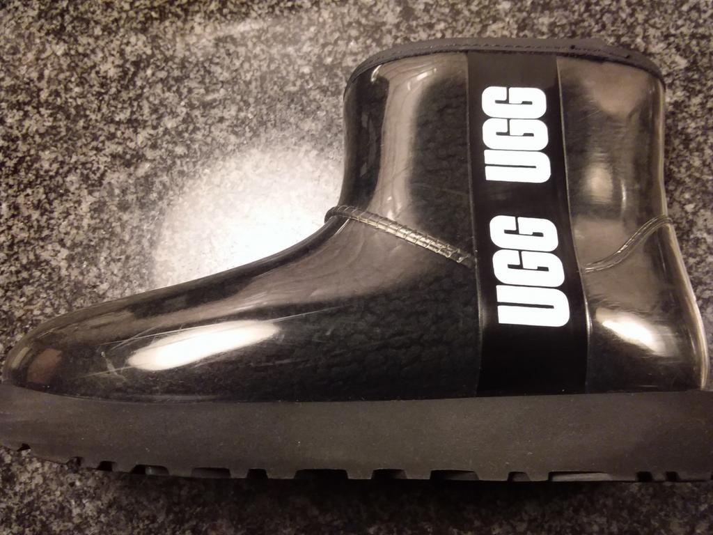 Ugg. Classic mini. Maat 38, Kleding | Dames, Schoenen, Ophalen of Verzenden, Zwart