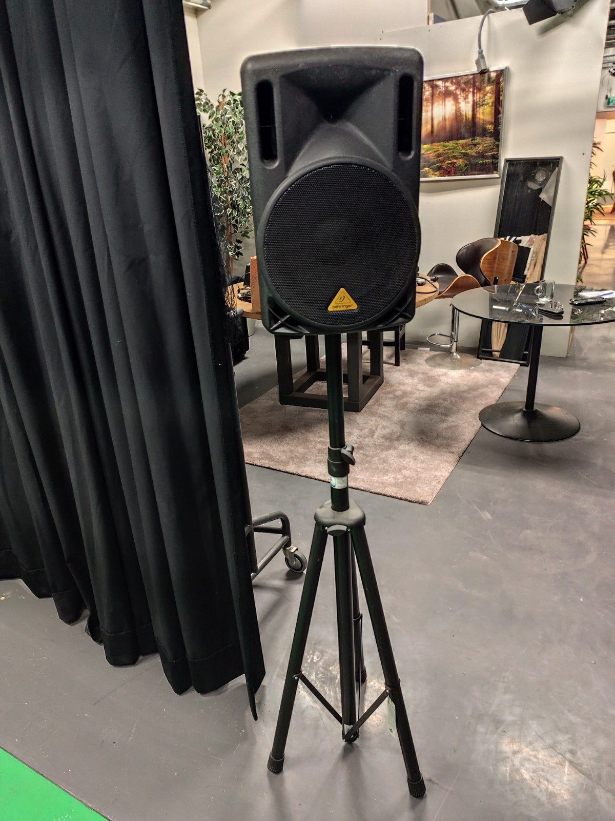 behringer Eurolive b210d . actieve luidspreker. 4 stuks, Studiomonitor, Zo goed als nieuw, Ophalen, 150 watt of meer
