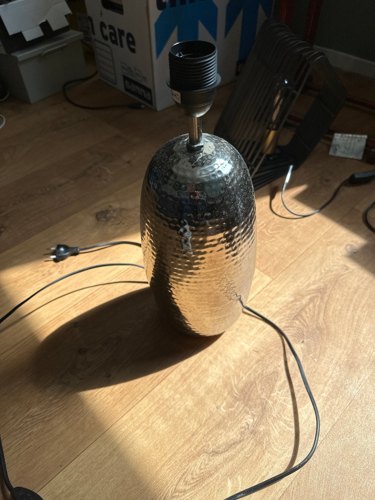 Moderne zilverkleurige tafellamp, E27, max 60W, Ophalen of Verzenden, Gebruikt, Metaal
