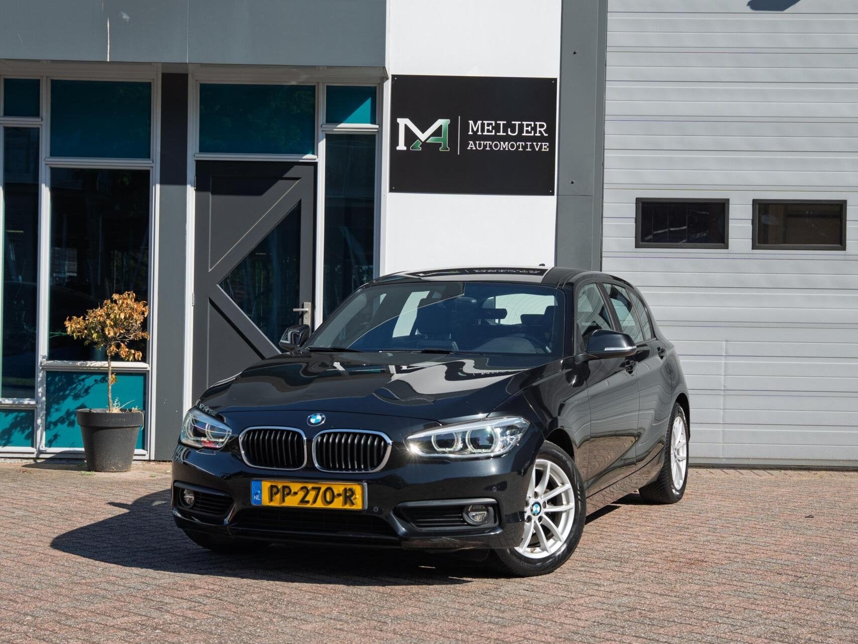 BMW 118i Corporate Lease Executive|Aut.|Camera|LED|Park Assi, Gebruikt, Zwart, Bedrijf, 650 kg