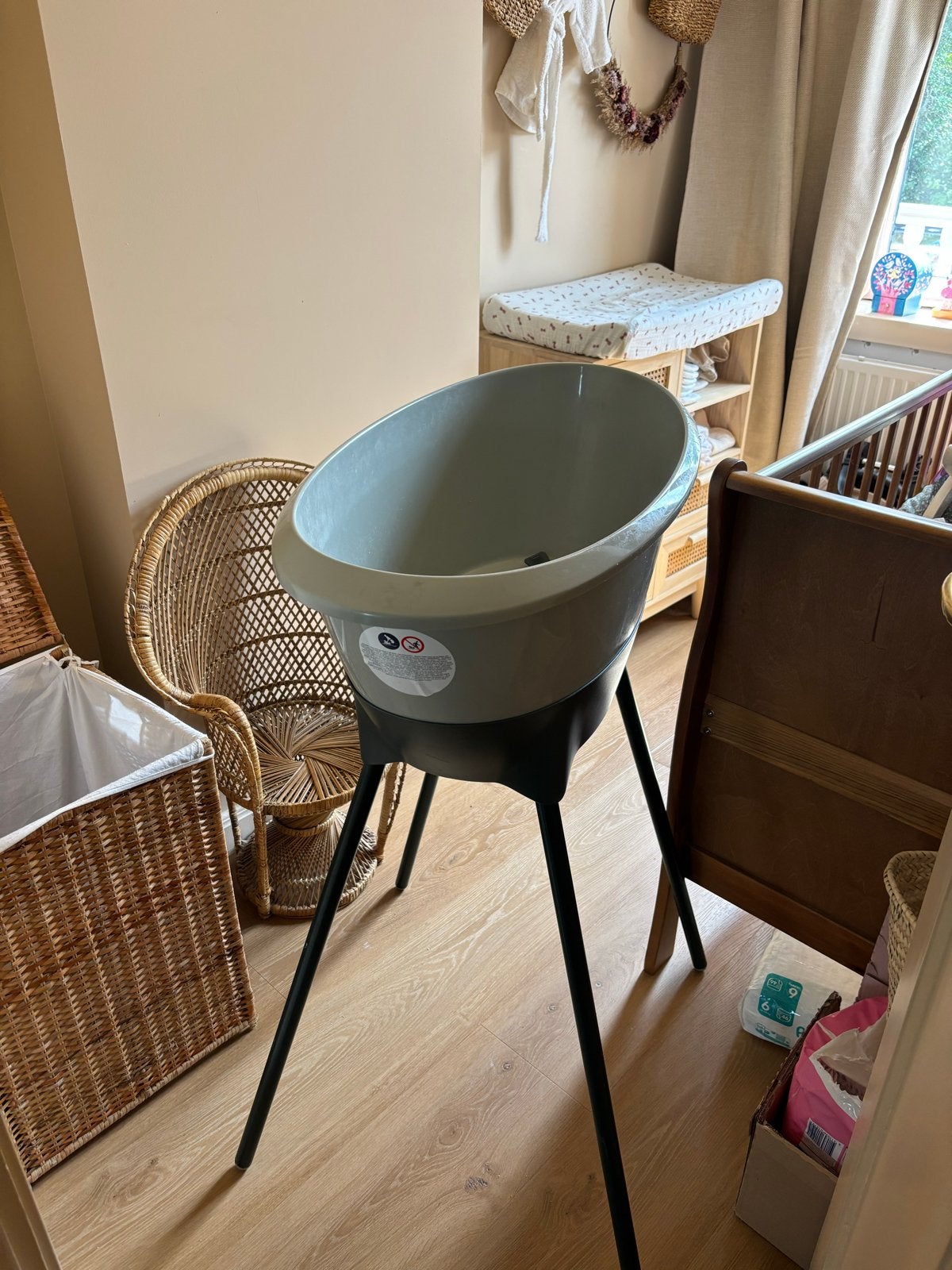 Gratis ophalen: Luma Babybadje met standaard - Grijs, Kinderen en Baby's, Badjes en Verzorging, Gebruikt, Badje, Standaard, Ophalen