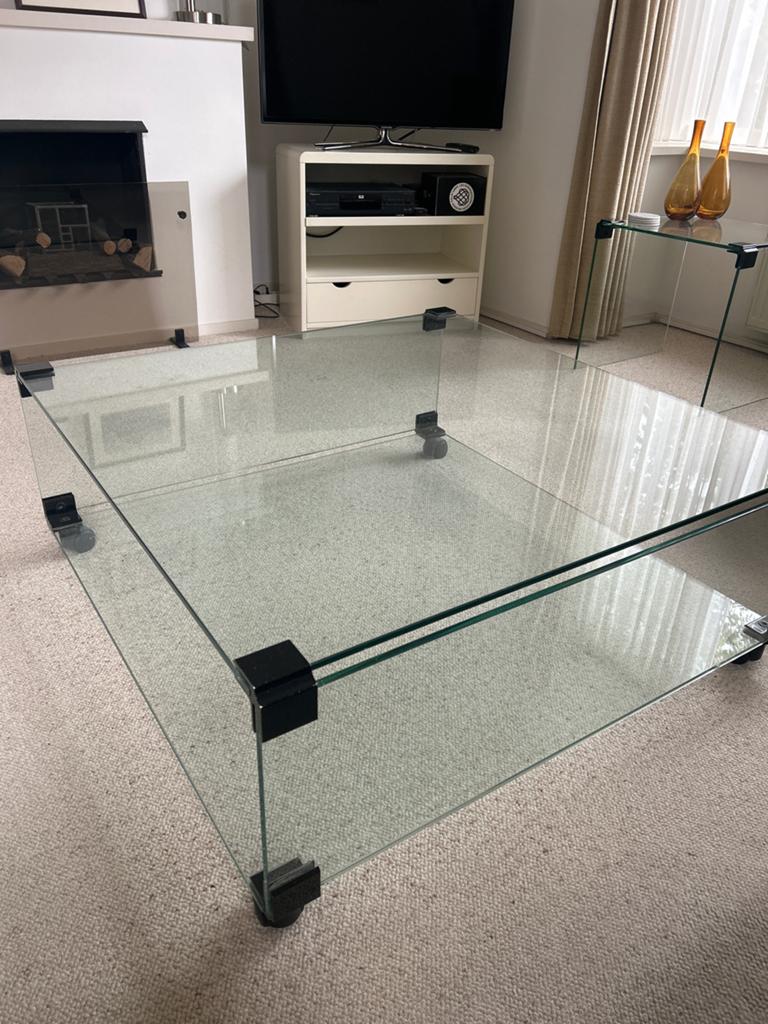 Glazen salontafel met wieltjes, Huis en Inrichting, Tafels | Salontafels, Ophalen, Gebruikt, 100 tot 150 cm, Vierkant