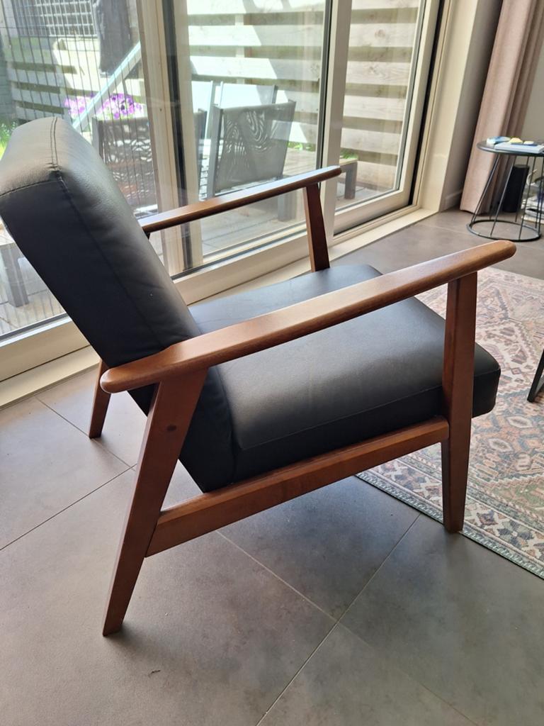 Ikea lounge fauteuil zwart skai met notenhout, Huis en Inrichting, Fauteuils, Ophalen, Modern, Scandinavisch, 75 tot 100 cm, Zo goed als nieuw