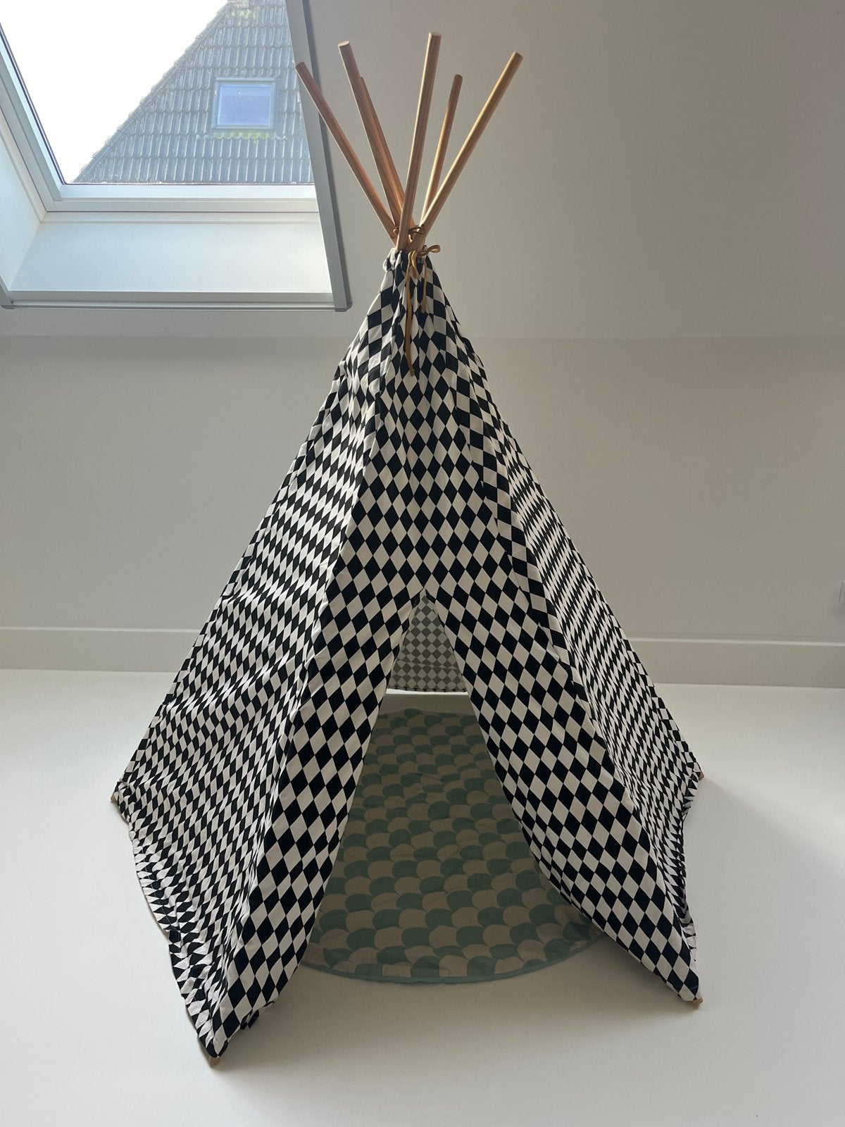 Nobodinoz Tipi Tent Zwart-Wit Ruit met Speelmat, Ophalen, Zo goed als nieuw, Jongen of Meisje