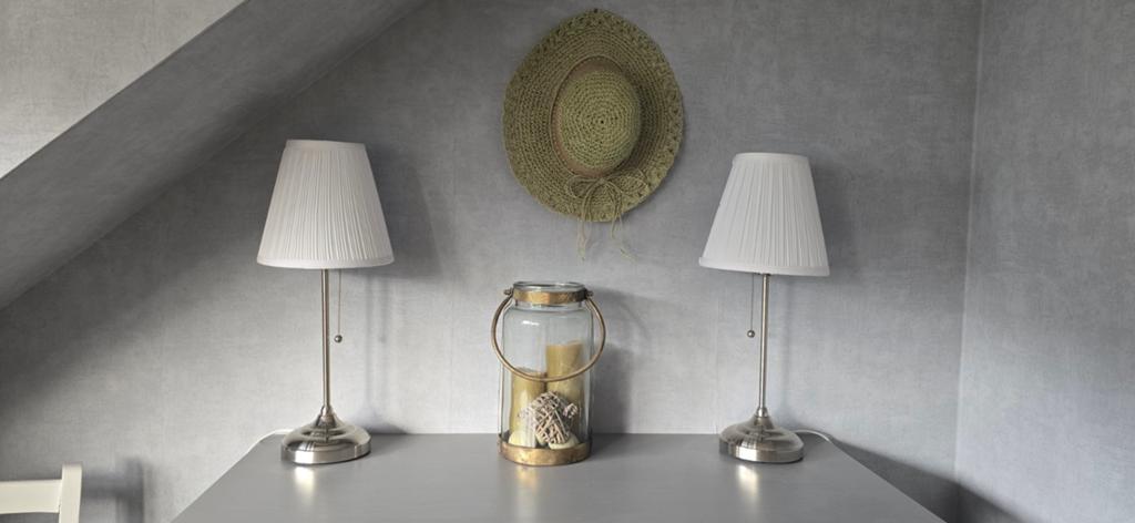 Te koop: Set tafellampen met witte kappen., Ophalen, Gebruikt