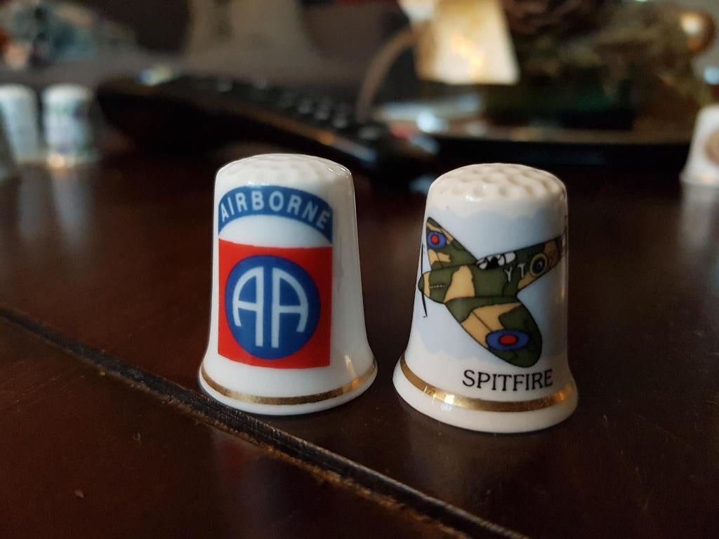 Vingerhoedje Spitfire vliegtuig 2e wereldoorlog       , Verzamelen, Ophalen of Verzenden, Zo goed als nieuw, Overige typen