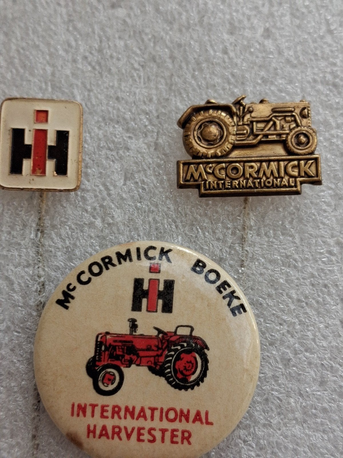 Speldjes / button McCormick oldtimer, Verzamelen, Ophalen of Verzenden, Overige onderwerpen