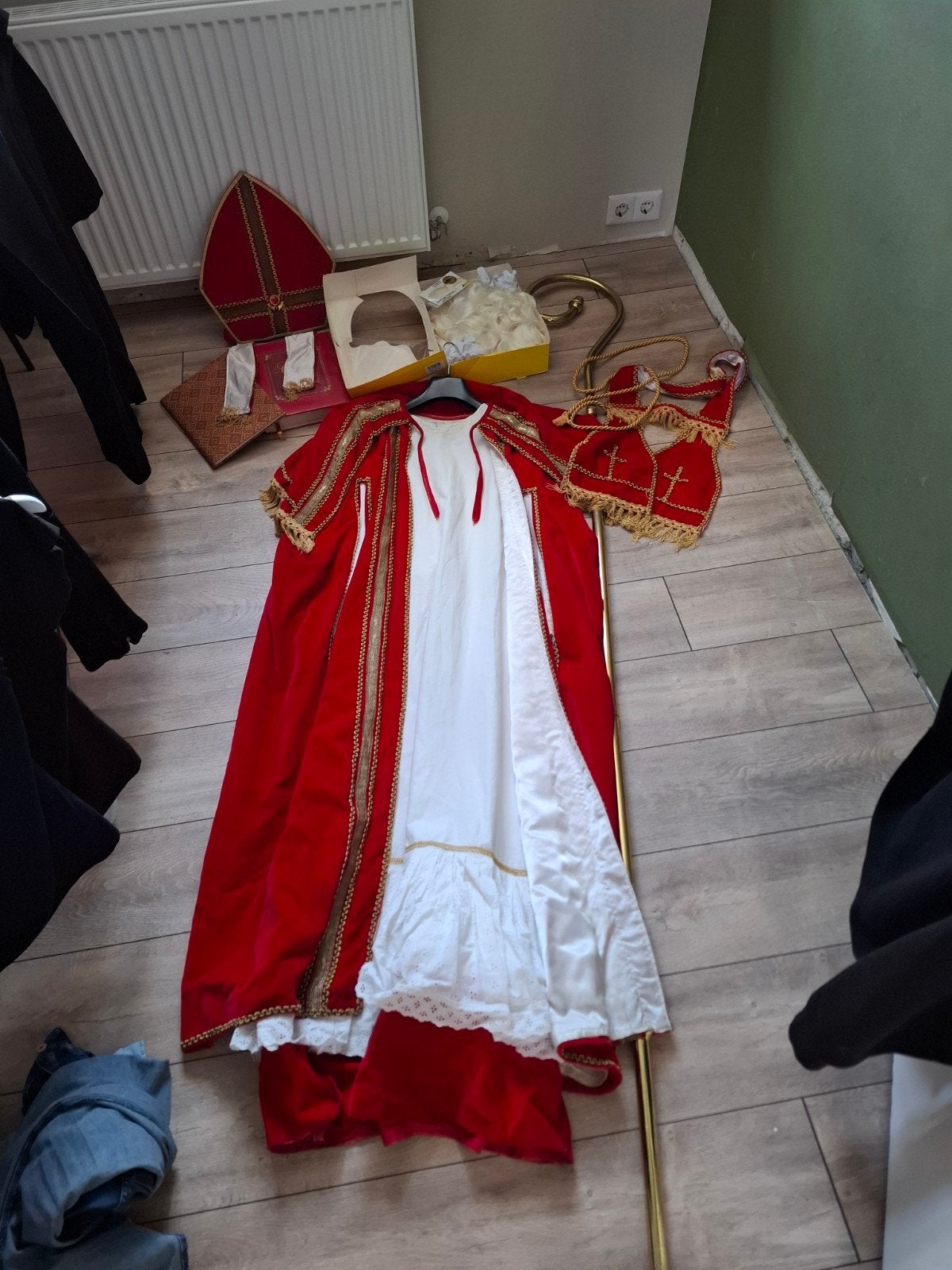 Sinterklaas kostuum en 5 mooie pietenpakken + accessories, Ophalen of Verzenden, Zo goed als nieuw