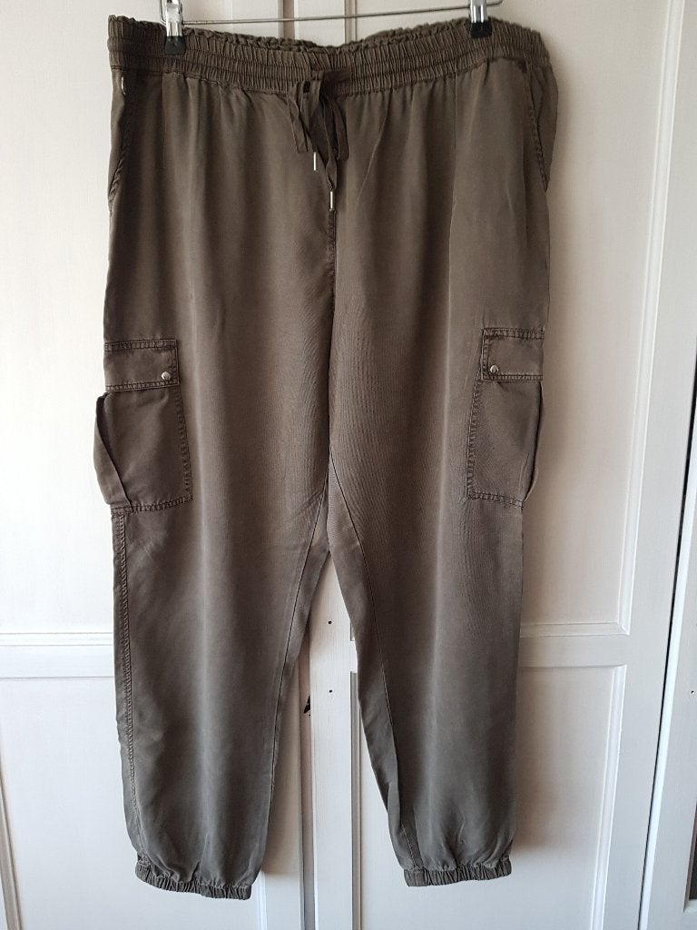 Legergroene damesbroek maat 44 wijd model met zakken, Kleding | Dames, Maat 42/44 (L), Ophalen of Verzenden, Zo goed als nieuw