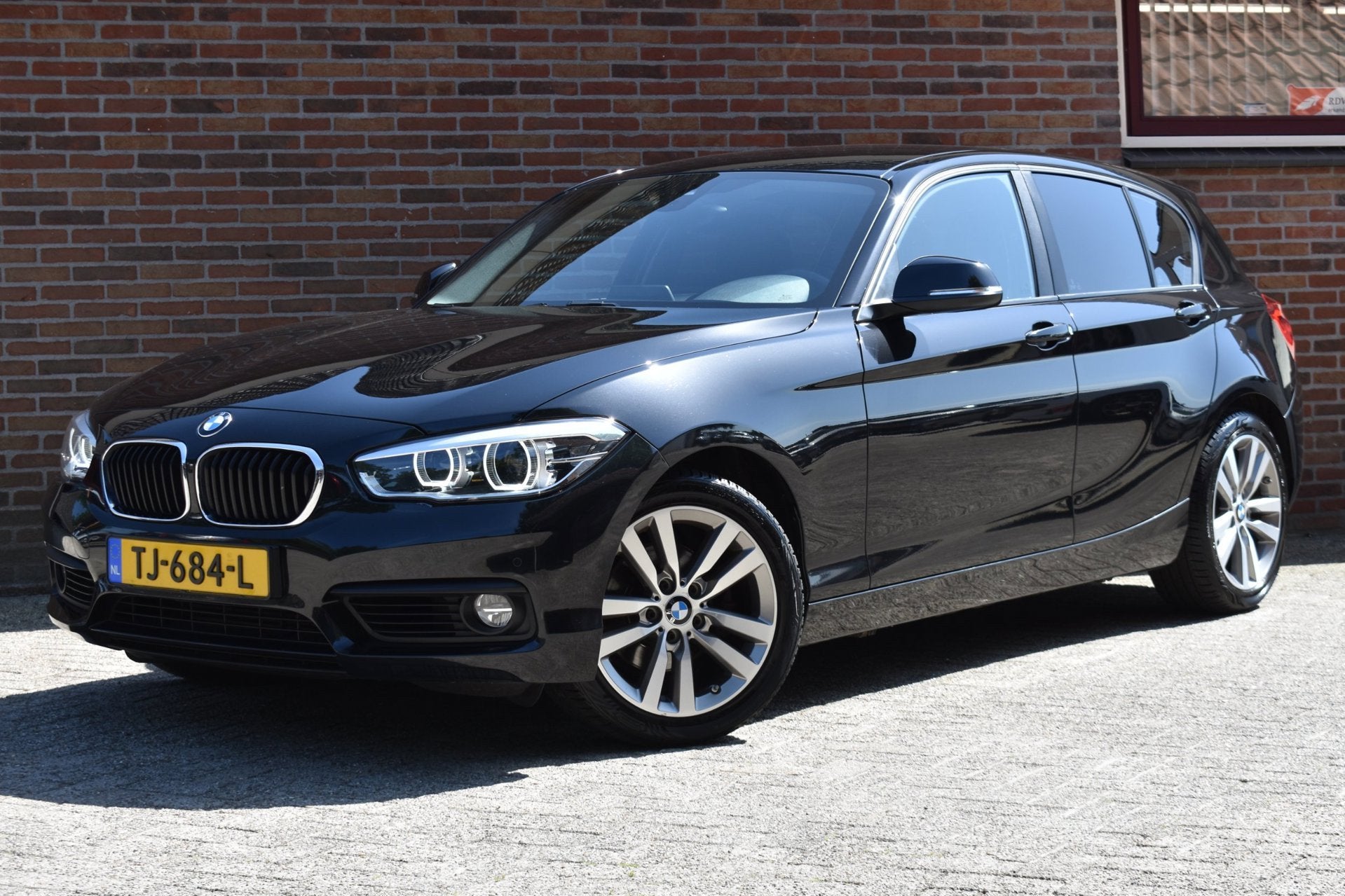 BMW 1-serie 120d Executive '17 LED Clima Navi Cruise Leder I, Auto's, BMW, Achterwielaandrijving, Zwart, Diesel, 154 €/maand