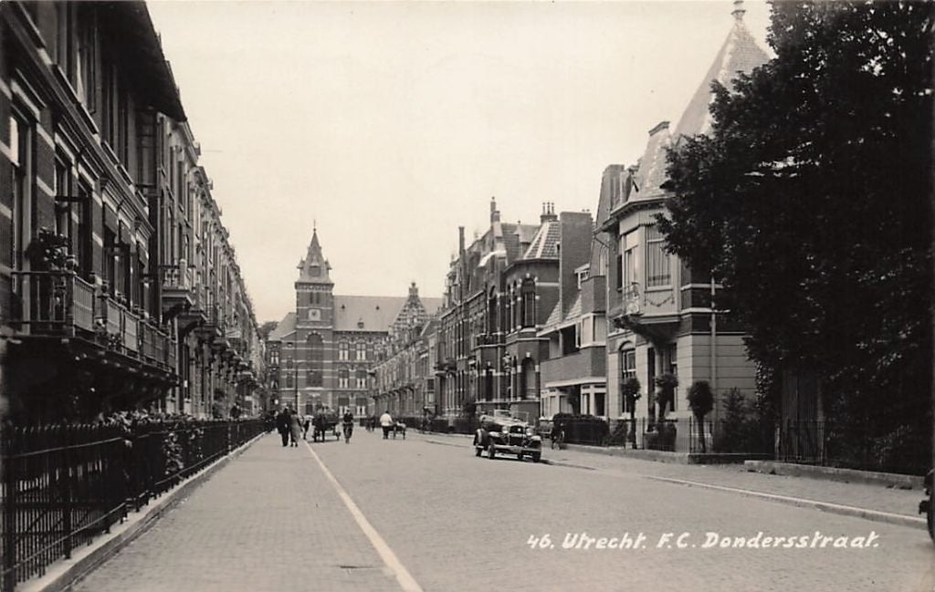 AN271 Fotokaart Utrecht F.C. Dondersstraat auto oldtimer '35, Verzenden, 1940 tot 1960, Gelopen, Utrecht