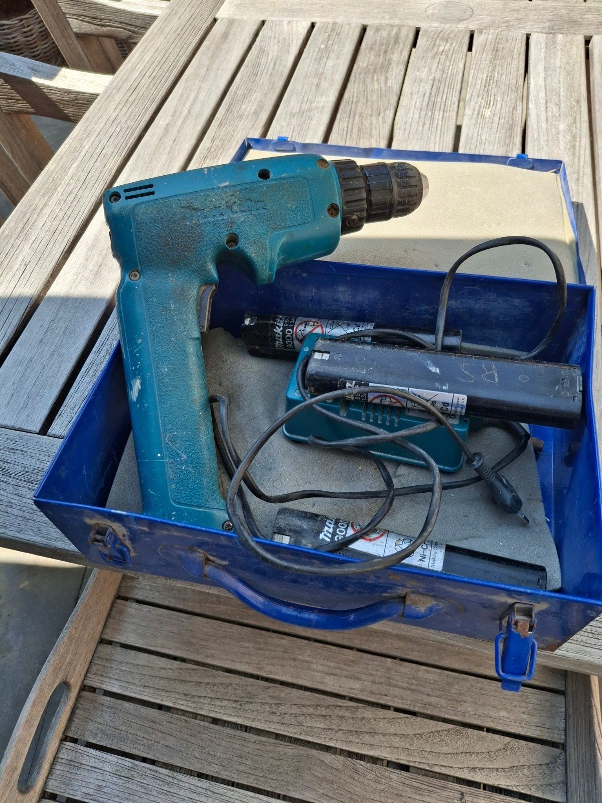 Makita Boormachine 6095D met lader en 3 accu's, Doe-het-zelf en Verbouw, Gereedschap | Boormachines, Ophalen, Gebruikt, Minder dan 400 watt