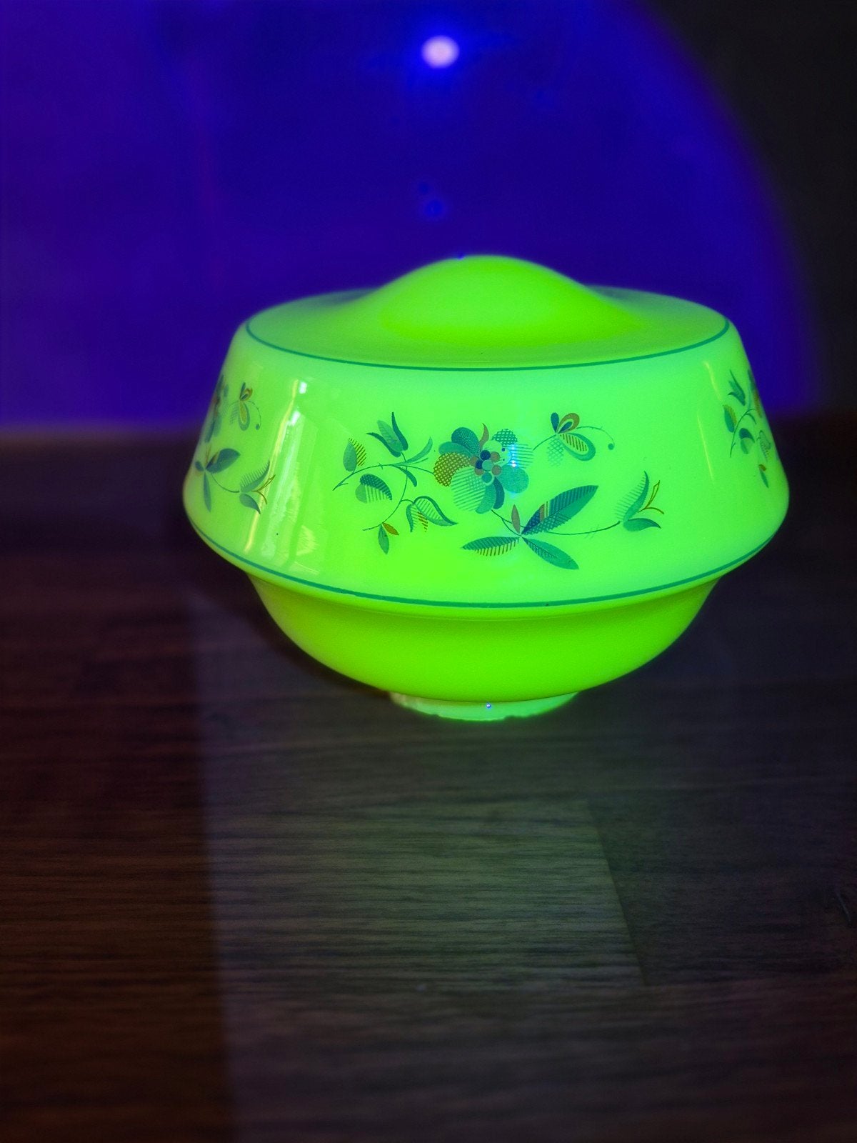 Uraniumglas lampenkap met blauw bloemmotief, Gebruikt, Rond, Ophalen of Verzenden, Glas