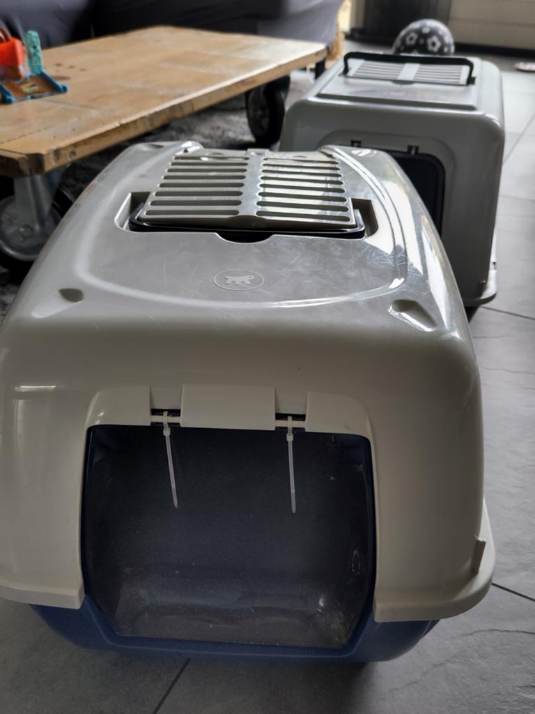 2 kattenbakken met deksel, Dieren en Toebehoren, Kattenbakken, Gebruikt, Gesloten, Ophalen