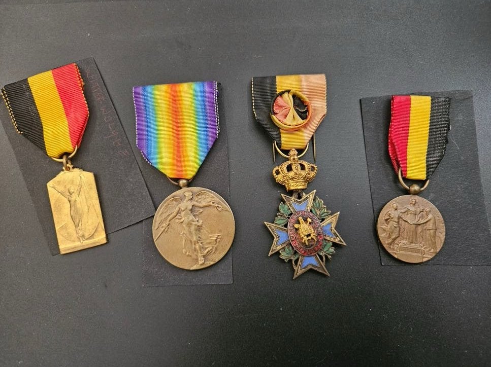 Set van 4 Belgische militaire medailles WO2, Verzamelen, Ophalen of Verzenden, Overige soorten, Overige gebieden, Lintje, Medaille of Wings