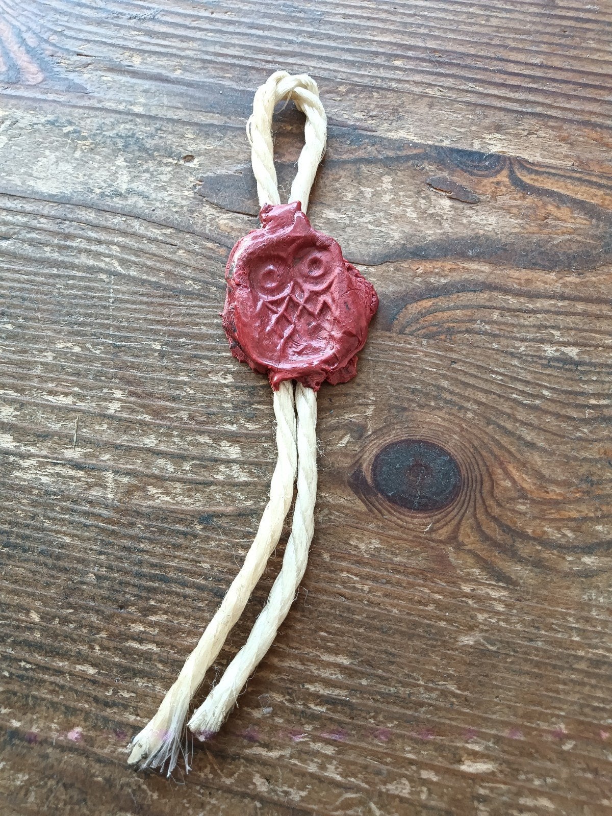 Vintage rode zegel met uil motief en touw Lakzegel dier, Ophalen of Verzenden, Gebruikt