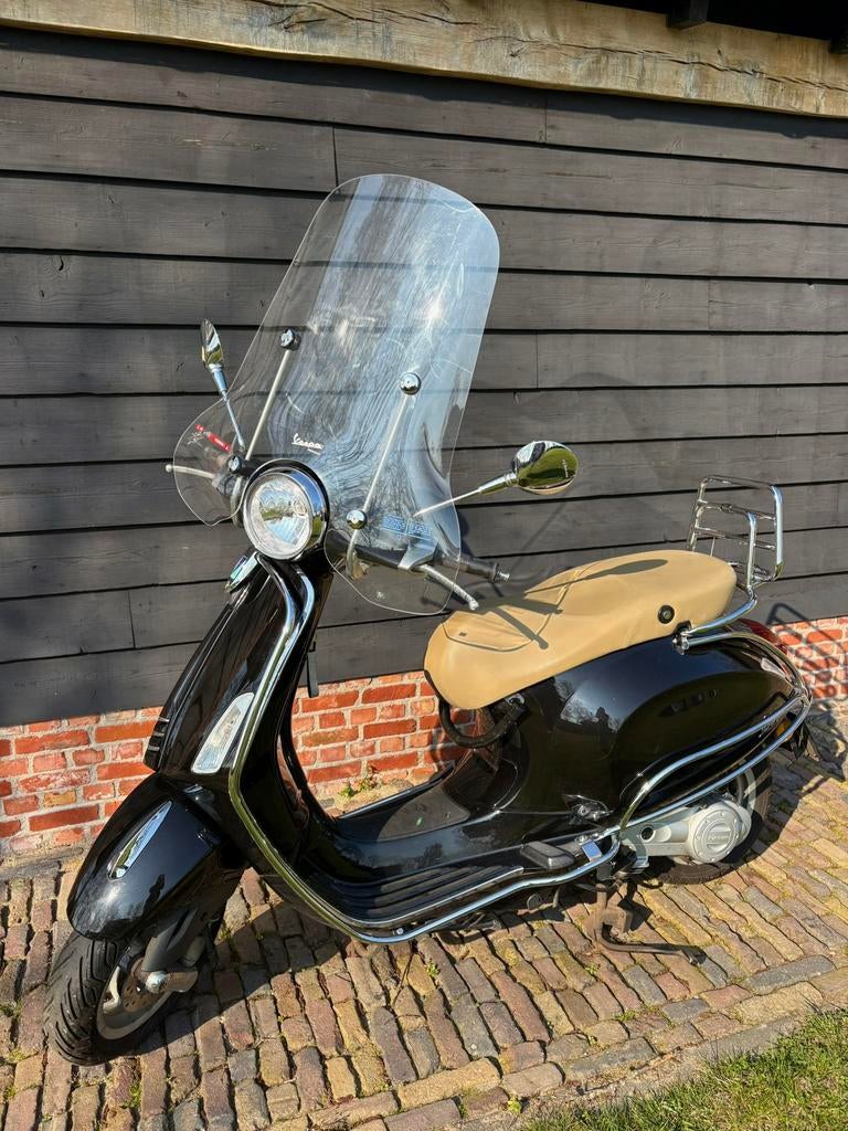 Zwarte Vespa Primavera, Fietsen en Brommers, Scooters | Vespa, Ophalen, Overige modellen, Maximaal 45 km/u, Zo goed als nieuw