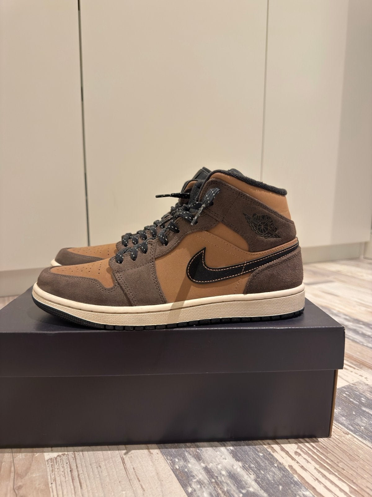 Air Jordan 1 Mid Dark Chocolate - Maat 42, Bruin, Verzenden, Sneakers of Gympen, Zo goed als nieuw