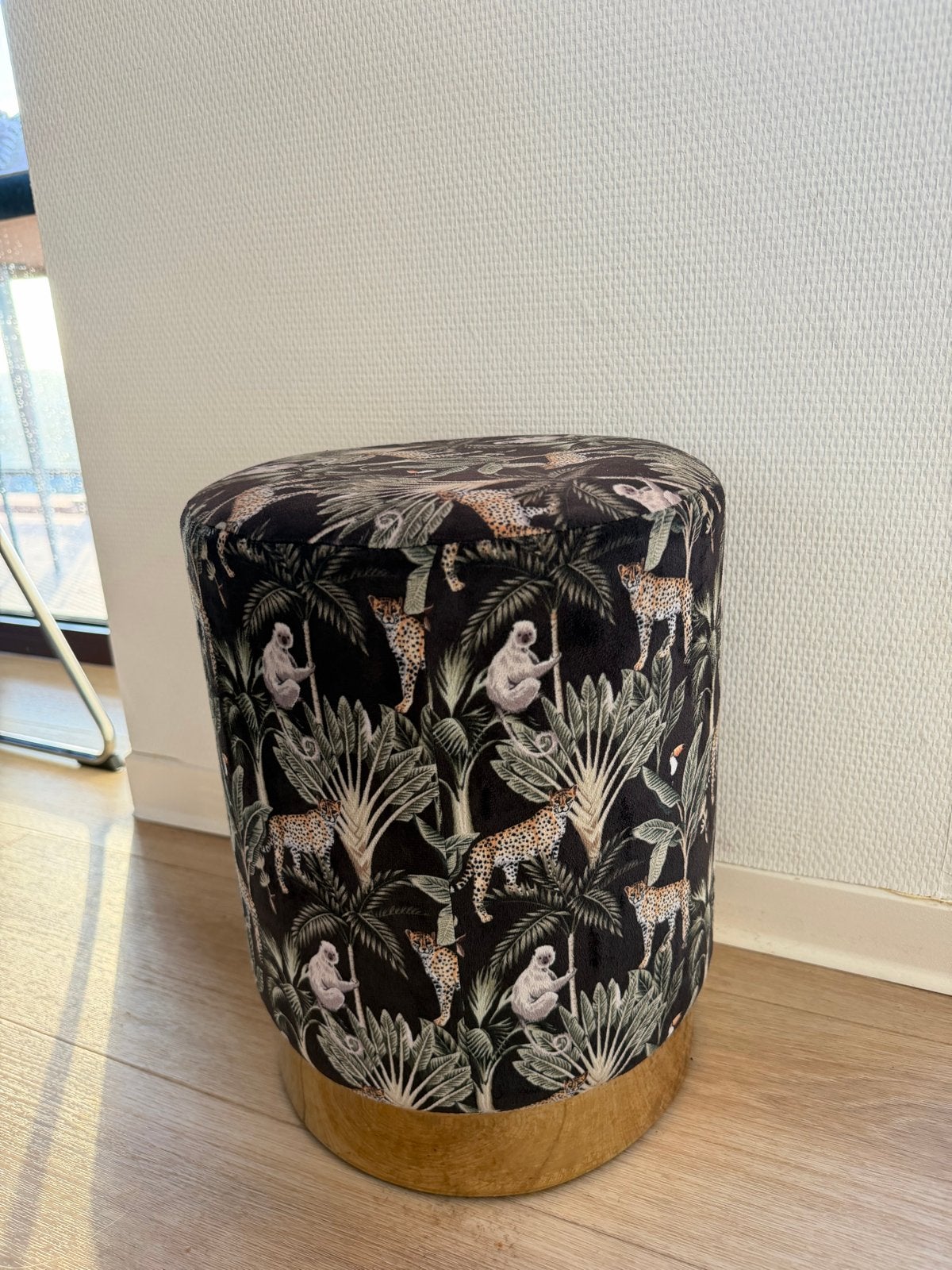 Opvallende poef met apen thema en gouden afwerking, Ophalen, Minder dan 50 cm, Rond, Zo goed als nieuw