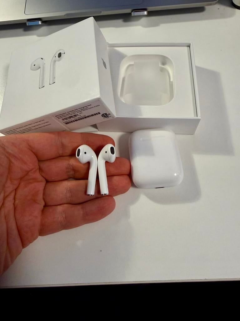 Apple AirPods (1st Gen) – Original & Great Condition