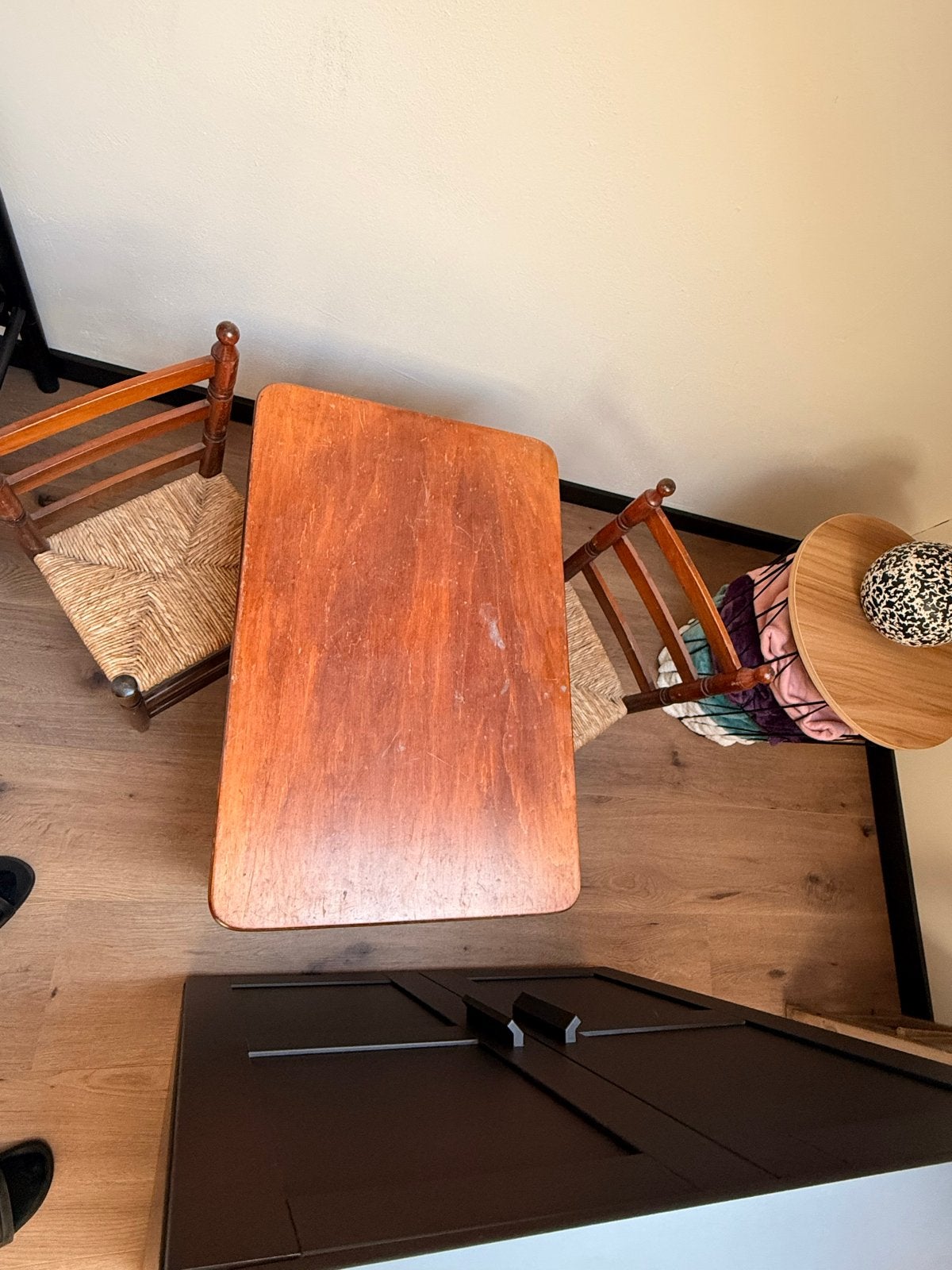 Vintage kinder houten tafel met twee rieten stoelen, Ophalen, Gebruikt, Tafel(s) en Stoel(en)