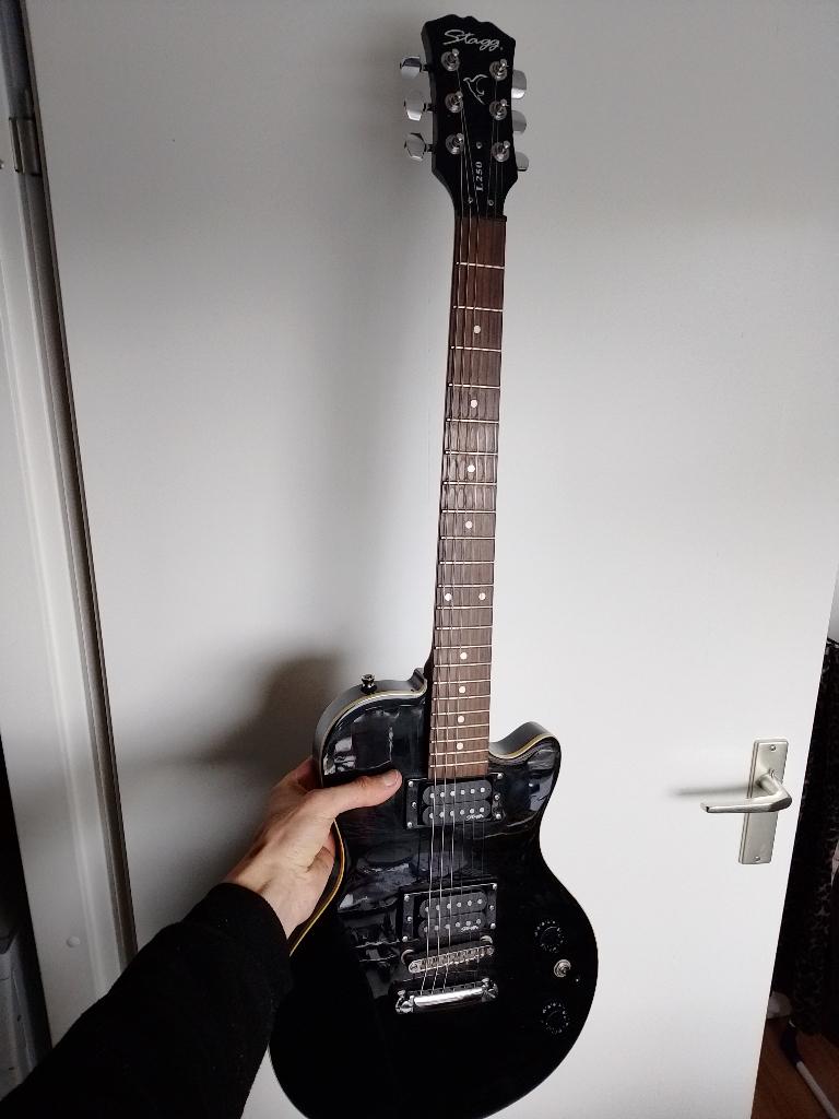 gitaar te huur, Met versterker, Zo goed als nieuw, Solid body, Ophalen
