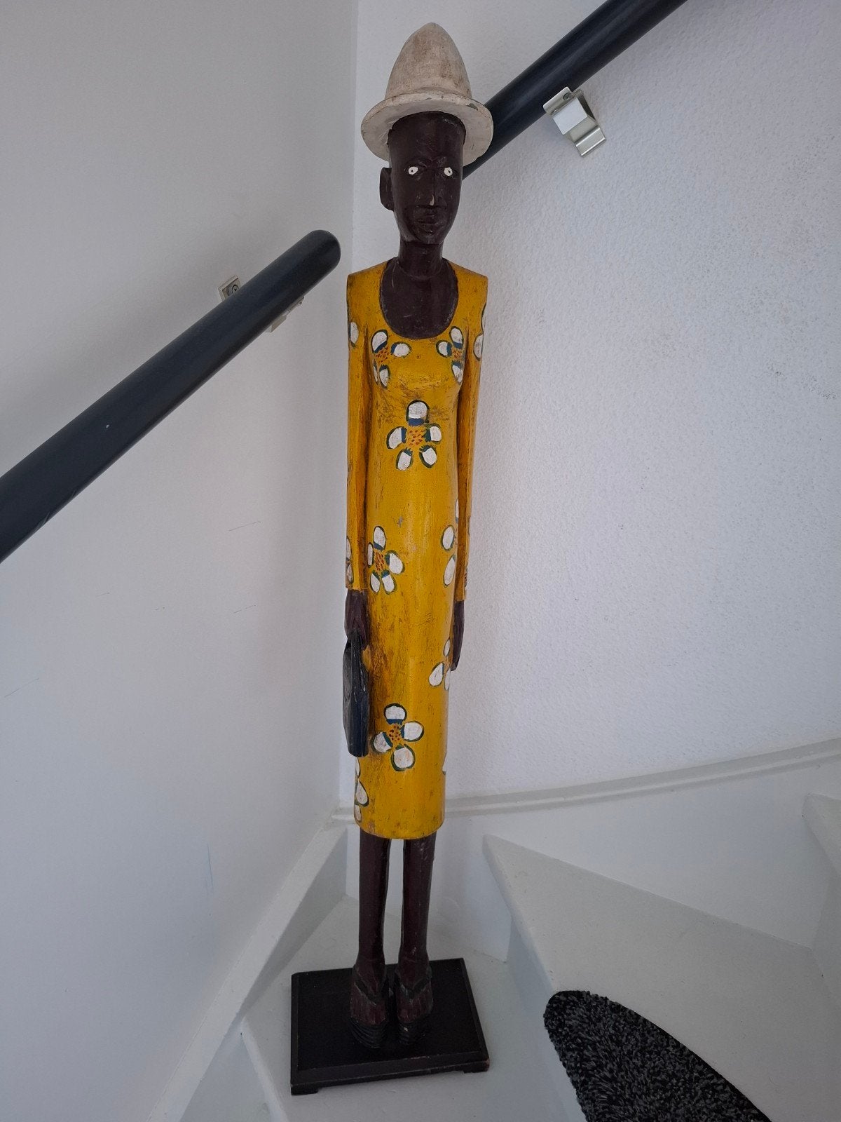 Afrikaanse houten beeld vrouw met hoed en tas, Ophalen