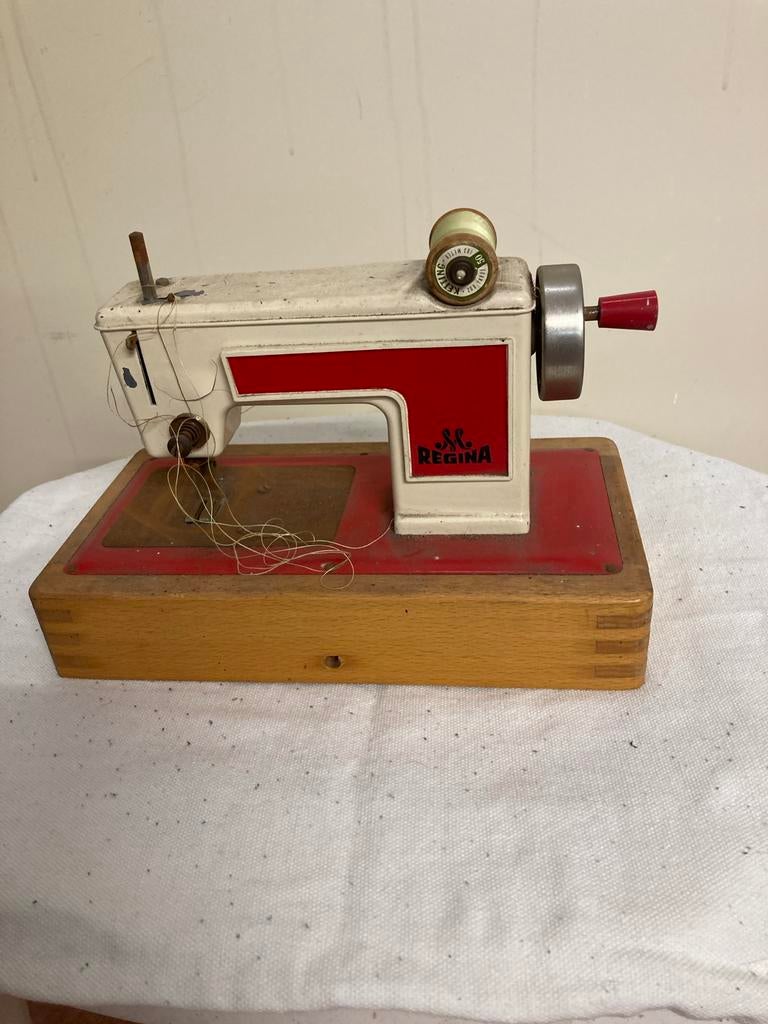Vintage Regina speelnaaimachine - Decoratief object, Ophalen of Verzenden