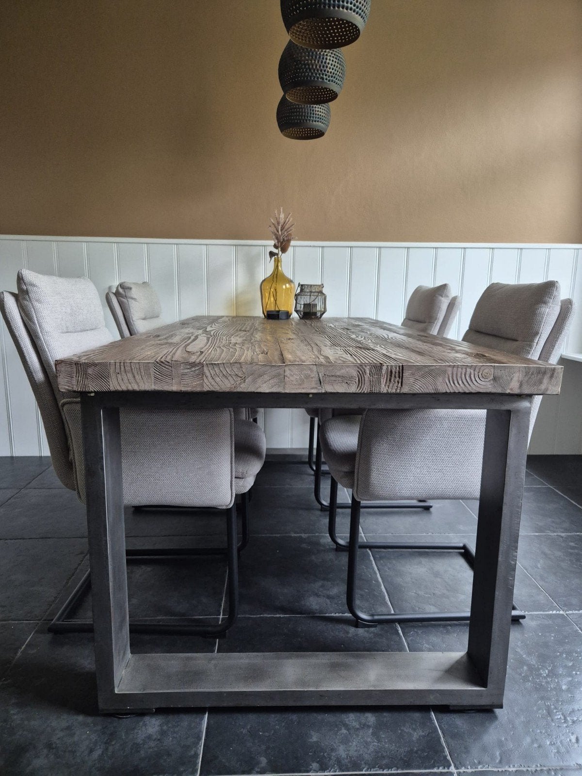 Robuuste houten eettafel met metalen onderstel, Huis en Inrichting, Overige houtsoorten, Industrieel, robuust, landelijk, Zo goed als nieuw