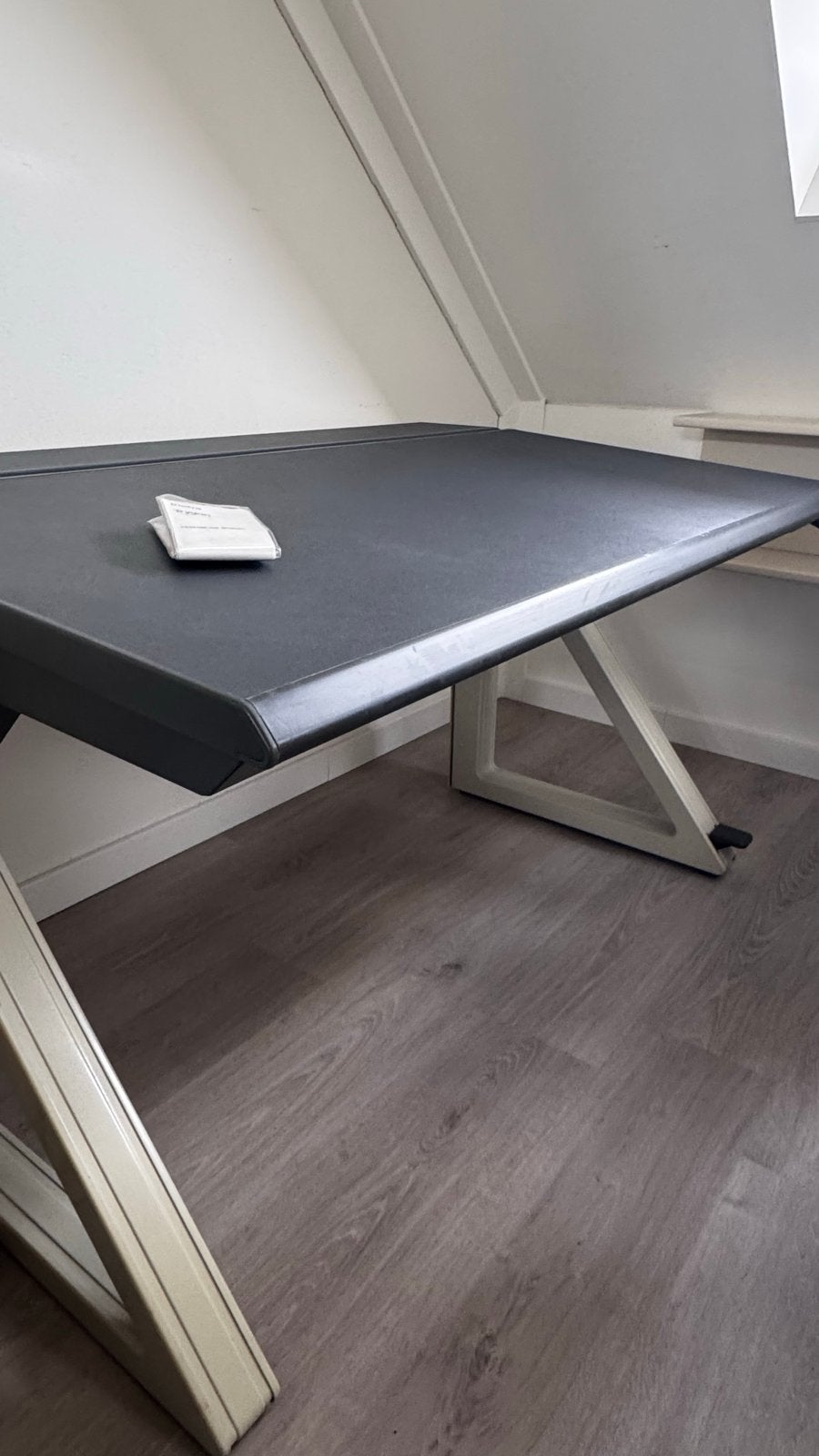 Modern zwart bureau met verstelbaar blad, Huis en Inrichting, Bureaus, Gebruikt, Computerbureau, Overige merken, Modern, Metaal