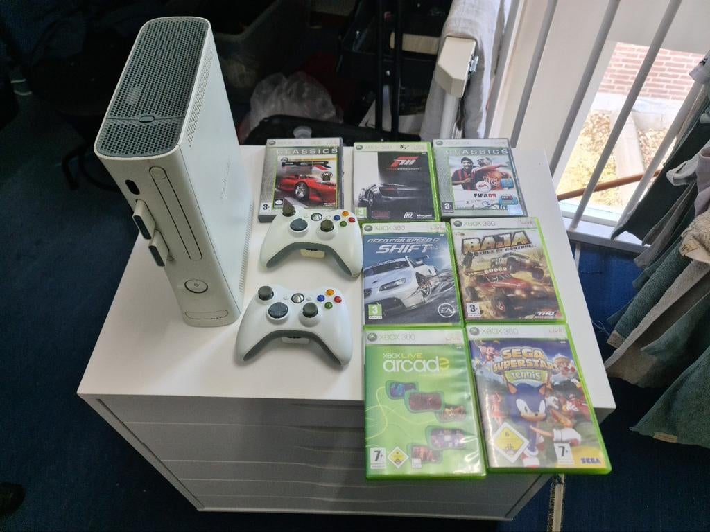 Xbox 360 met 2 controllers, kabels en games, Spelcomputers en Games, Spelcomputers | Xbox 360, 4 GB, Met 2 controllers, Ophalen of Verzenden
