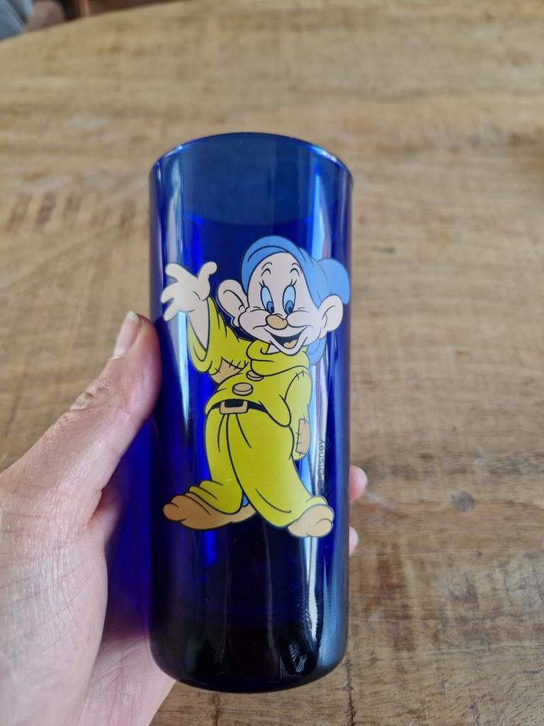 Vintage Disney Dommel glas - Blauw, Verzamelen, Ophalen, Sneeuwwitje of Doornroosje, Gebruikt, Servies