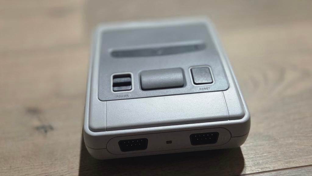 Retro game console (SNES stijl) + 2 controller, Spelcomputers en Games, Spelcomputers | Nintendo Super NES, Zo goed als nieuw