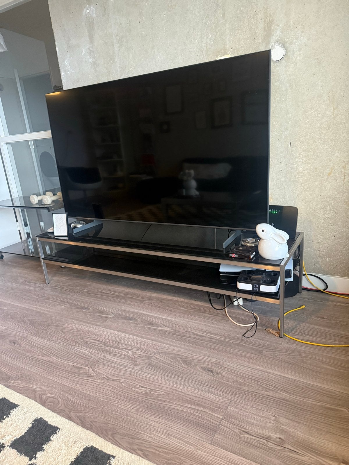 TV-meubel met glazen planken en metalen frame, Gebruikt, 150 tot 200 cm, Ophalen of Verzenden, Glas