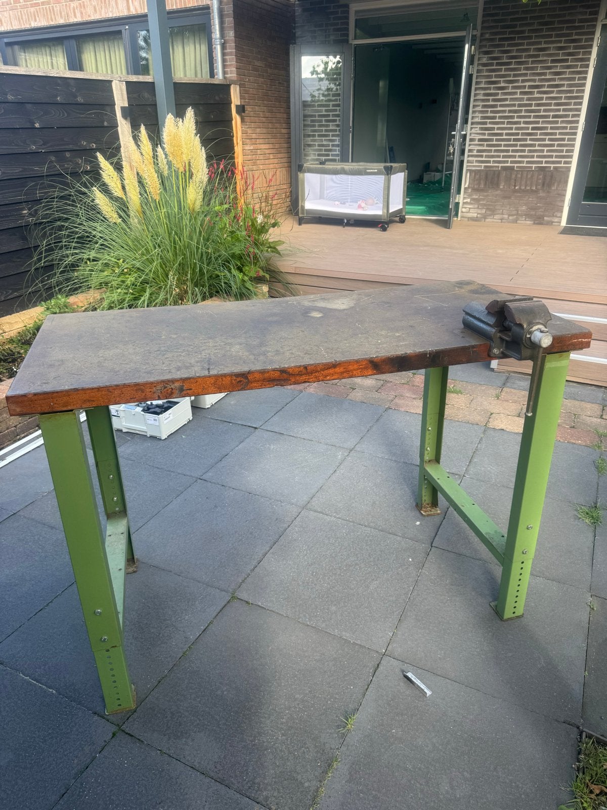 Werkbank 68x152,5 cm met bankschroef, in hoogte verstelbaar, Ophalen, Gebruikt, 120 tot 170 cm, Bankschroef