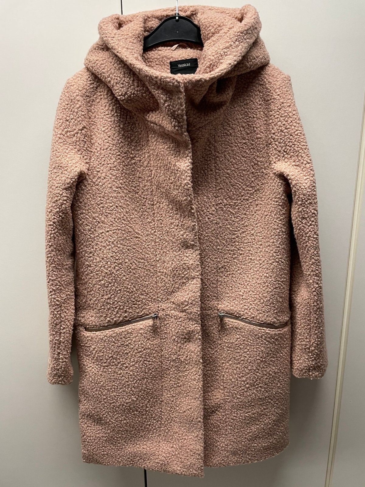 Roze bouclé winterjas met capuchon. Mt.38., Ophalen of Verzenden, Zo goed als nieuw, Maat 38/40 (M), Roze